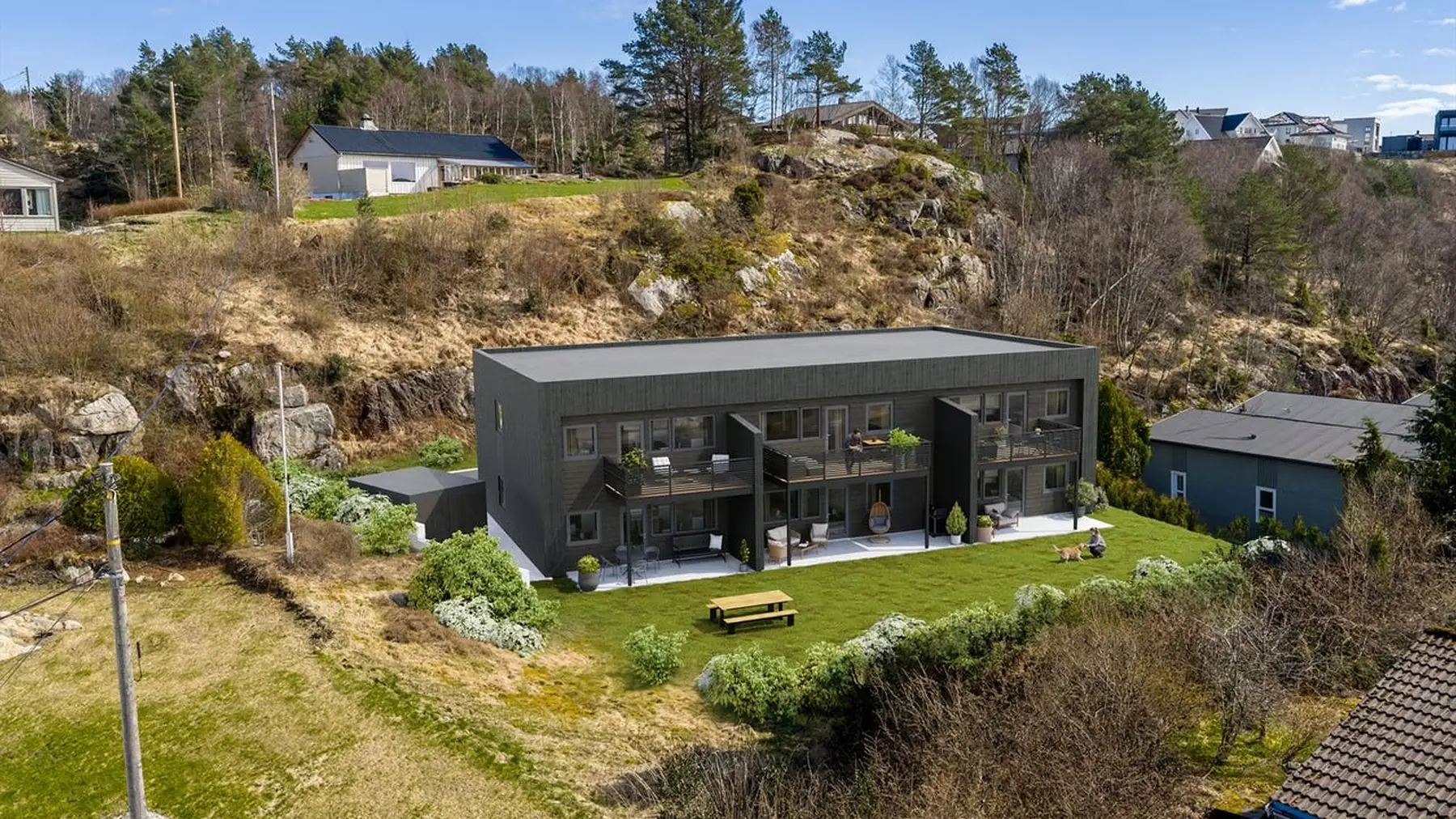 Gamlevegen 9 i Førresfjorden, seks leiligheter i ett bygg med balkonger mot vest. Illustrasjon.